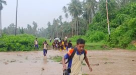 Potret para pelajar di Desa Waisakai, Kecamatan Mangoli Utara Timur saat menyeberangi sungai || Foto : karno_kasedata