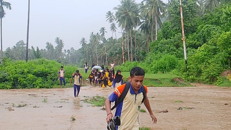 Potret para pelajar di Desa Waisakai, Kecamatan Mangoli Utara Timur saat menyeberangi sungai || Foto : karno_kasedata