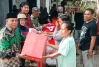 Pemda Kepulauan Sula saat memberikan bantuan kepada warga yang terdampak banjir || Foto : karno_kasedata