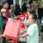 Pemda Kepulauan Sula saat memberikan bantuan kepada warga yang terdampak banjir || Foto : karno_kasedata