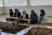 PP Fatayat NU bersama PW Fatayat NU Malut saat melaksanakan ziarah ke makam Kesultanan Ternate.
