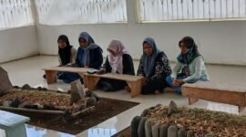 PP Fatayat NU bersama PW Fatayat NU Malut saat melaksanakan ziarah ke makam Kesultanan Ternate.