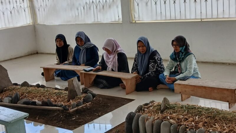 PP Fatayat NU bersama PW Fatayat NU Malut saat melaksanakan ziarah ke makam Kesultanan Ternate.