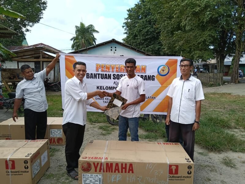 Kegiatan penyerahan bantuan mesin laut oleh Dinas Perikanan Halmahera Selatan, Rabu 14 Mei 2025 || Dok : istimewa