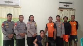 Tim SAR gabungan saat menyampaikan perkembangan pencarian ke pihak keluarga.