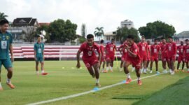 Sesi latihan Malut United di Stadion Gelora Kie Raha jelang melawan PSIS Semarang || Foto : MU