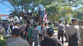 Suasana aksi  yang digelar oleh Aliansi Garda Kubung Menggugat (AGKM) || Foto : Ridal_kasedata 