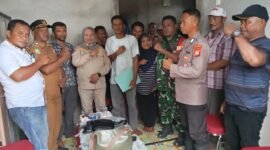 Foto bersama kapala desa wailoba Idham usia, kepala pemerintahan kecamatan Mangoli Tengah, dan Babinkamtibmas serta pengurus koperasi merah putih, beserta masyarakat Desa Wailoba || Karno_kasedata