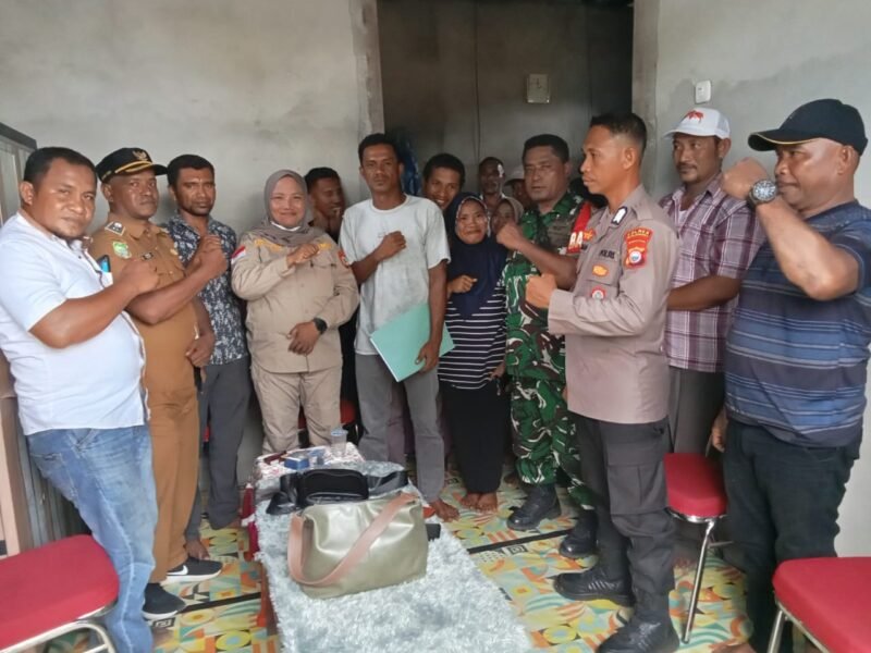 Foto bersama kapala desa wailoba Idham usia, kepala pemerintahan kecamatan Mangoli Tengah, dan Babinkamtibmas serta pengurus koperasi merah putih, beserta masyarakat Desa Wailoba || Karno_kasedata