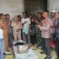 Foto bersama kapala desa wailoba Idham usia, kepala pemerintahan kecamatan Mangoli Tengah, dan Babinkamtibmas serta pengurus koperasi merah putih, beserta masyarakat Desa Wailoba || Karno_kasedata