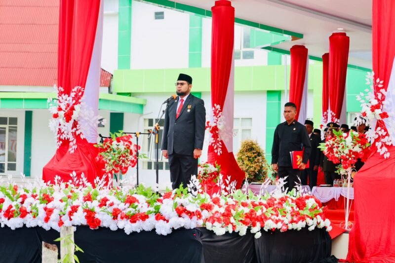 Bupati Hasan Ali Bassam Kasuba, menjadi inspektur upacara dalam peringatan Harkitnas ke-117 di Lapangan Kantor Bupati, Selasa (20/5/2025) || dok : ridal_kasedata