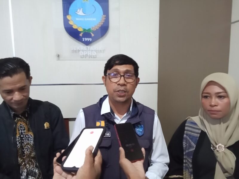 Kadis PUPR, Rus'an M Taib, saat diwawancarai usai RDP dengan komisi III DPRD Ternate || Foto : Haerun_kasedata