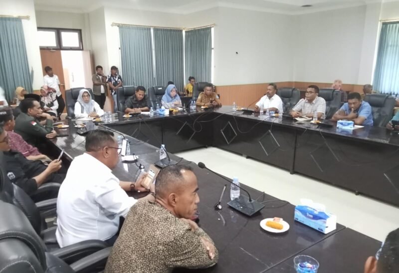 Rapat Dengar Pendapat antara Konsorsium DOB Halsel dan DPRD Halsel (foto: Ridal Kasedata)