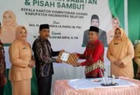 Sertijab dan pisah sambut Kepala Kemenag Halsel yang baru, Saiful Djafar Arfa (batik motif gelap) dan Kepala Kemenag Kepulauan Sula, Drs. Lasengka La Dadu (batik merah).