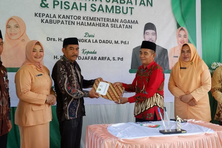 Sertijab dan pisah sambut Kepala Kemenag Halsel yang baru, Saiful Djafar Arfa (batik motif gelap) dan Kepala Kemenag Kepulauan Sula, Drs. Lasengka La Dadu (batik merah).