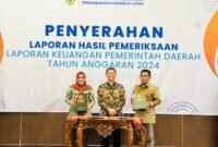 Bupati Kepulauan Sula, Fifian Adeningsi Mus saat menerima penghargaan opini WTP dari BPK RI perwakilan Maluku Utara.