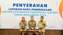 Bupati Kepulauan Sula, Fifian Adeningsi Mus saat menerima penghargaan opini WTP dari BPK RI perwakilan Maluku Utara.