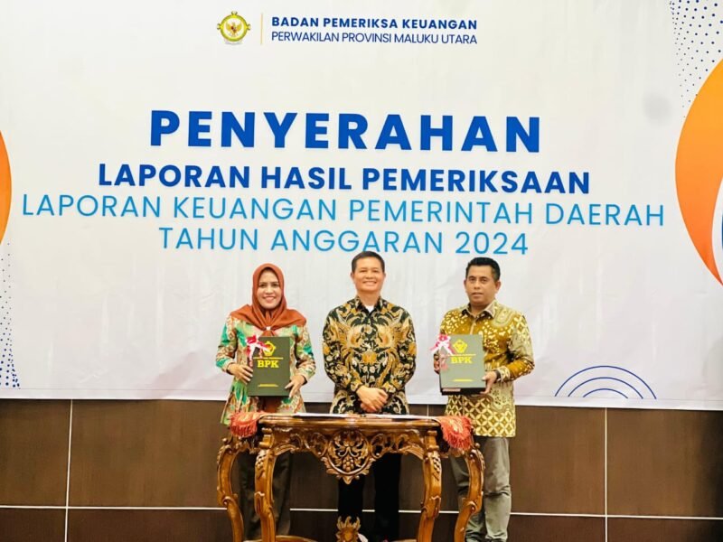 Bupati Kepulauan Sula, Fifian Adeningsi Mus saat menerima penghargaan opini WTP dari BPK RI perwakilan Maluku Utara.