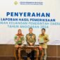 Bupati Kepulauan Sula, Fifian Adeningsi Mus saat menerima penghargaan opini WTP dari BPK RI perwakilan Maluku Utara.
