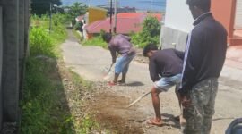 Jalan rusak di lingkungan RT 14, Kelurahan Tabona, Kecamatan Ternate Selatan, Kota Ternate, mulai diperbaiki oleh anak buah Haji Hamka || Foto : Haerun _kasedata