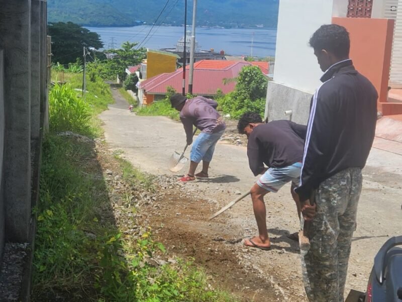 Jalan rusak di lingkungan RT 14, Kelurahan Tabona, Kecamatan Ternate Selatan, Kota Ternate, mulai diperbaiki oleh anak buah Haji Hamka || Foto : Haerun _kasedata