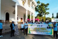 Sekda Kepulauan Sula, Muhlis Soamole saat melepas peserta jalan sehat dalam rangka menyambut Hardiknas 2025. || Doc : Karno Pora