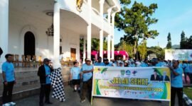 Sekda Kepulauan Sula, Muhlis Soamole saat melepas peserta jalan sehat dalam rangka menyambut Hardiknas 2025. || Doc : Karno Pora