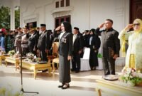 Bupati Kepulauan Sula, Fifian Adeningsi Mus, bertindak sebagai inspektur upacara di peringatan Hari Pendidikan Nasional 2025 || Dok : karno_kasedata
