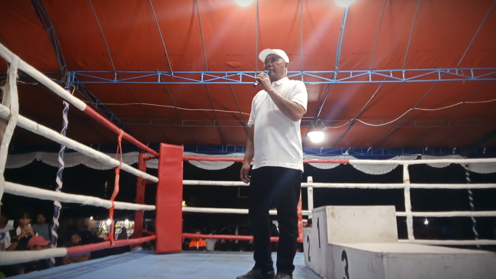 Wakil Wali Kota Ternate saat memberi sambutan segaligus menutup Ternate Boxing Open Turnament secara resmi || Foto : Haerun