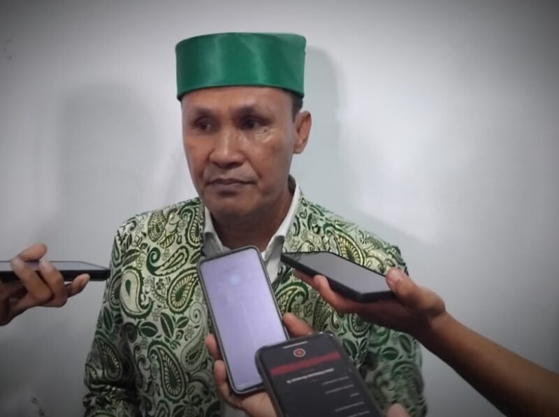 Kepala Dinas Pendidikan Kota Ternate, Muhlis Djumadil saat diwawancarai || Foto : haerun_kasedata