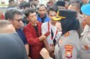 Kapolres Ternate saat berdialog dengan mahasiswa di depan kediaman Gubernur, Kelurahan Takoma, TernateTengah || Foto : Haerun_kasedata