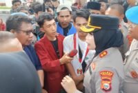Kapolres Ternate saat berdialog dengan mahasiswa di depan kediaman Gubernur, Kelurahan Takoma, TernateTengah || Foto : Haerun_kasedata