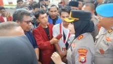 Kapolres Ternate saat berdialog dengan mahasiswa di depan kediaman Gubernur, Kelurahan Takoma, TernateTengah || Foto : Haerun_kasedata