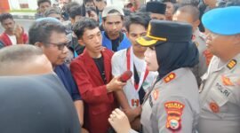 Kapolres Ternate saat berdialog dengan mahasiswa di depan kediaman Gubernur, Kelurahan Takoma, TernateTengah || Foto : Haerun_kasedata