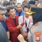 Kapolres Ternate saat berdialog dengan mahasiswa di depan kediaman Gubernur, Kelurahan Takoma, TernateTengah || Foto : Haerun_kasedata
