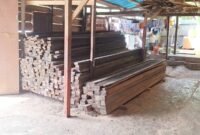 Pangkalan kayu milik CV. Sinar Tuwik di lingkungan Kubur Islam, Kelurahan Makassar Barat, Kecamatan Ternate Tengah, Kota Ternate || Foto : istimewa