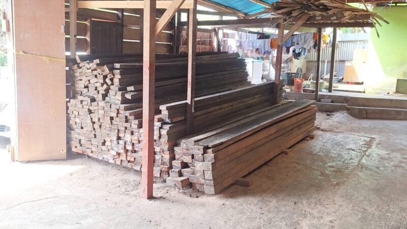 Pangkalan kayu milik CV. Sinar Tuwik di lingkungan Kubur Islam, Kelurahan Makassar Barat, Kecamatan Ternate Tengah, Kota Ternate || Foto : istimewa