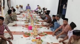 Warga Desa Waiu saat menggelar tradisi Khatam Al-Qur’an di Masjid Al-Munaawara setelah Ramadan || Foto : karno_kasedata