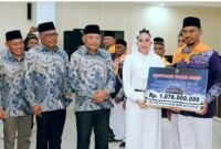 Pelepasan Jama'ah Calon Haji (JCH) oleh Gubernur sekaligus penyerahan bantuan uang saku secara simbolis didampingi Wagub Sarbin Sehe, Sekprov Samsudin A. Kadir dan Kakanwil Kemenag Malut, H. Amar Manaf.