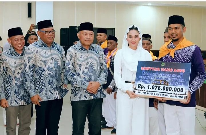 Pelepasan Jama'ah Calon Haji (JCH) oleh Gubernur sekaligus penyerahan bantuan uang saku secara simbolis didampingi Wagub Sarbin Sehe, Sekprov Samsudin A. Kadir dan Kakanwil Kemenag Malut, H. Amar Manaf.