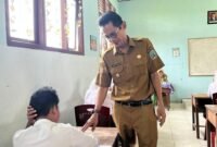 Wakil Bupati Helmi Umar Mukhsin saat memantau pelaksanaan ujian nasional di SMPN 6 Halsel || Dok: istimewa