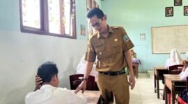 Wakil Bupati Helmi Umar Mukhsin saat memantau pelaksanaan ujian nasional di SMPN 6 Halsel || Dok: istimewa