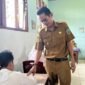 Wakil Bupati Helmi Umar Mukhsin saat memantau pelaksanaan ujian nasional di SMPN 6 Halsel || Dok: istimewa
