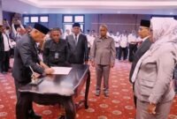 Wakil Gubernur, Sarbin Sehe saat melantik pejabat administrator eselon III.