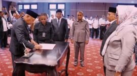 Wakil Gubernur, Sarbin Sehe saat melantik pejabat administrator eselon III.
