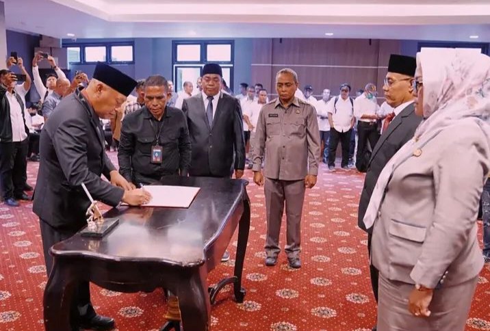 Wakil Gubernur, Sarbin Sehe saat melantik pejabat administrator eselon III.