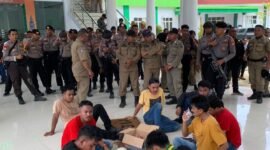 Massa aksi mengatasnamakan Front Perjuangan Masyarakat (FPM) geruduk kantor Bupati Halsel.
