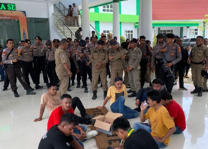 Massa aksi mengatasnamakan Front Perjuangan Masyarakat (FPM) geruduk kantor Bupati Halsel.