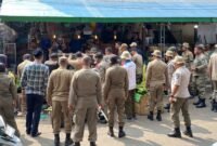 Operasi penertiban Pemkot Ternate melalui personil Satpol -PP di pasar Barito dan Higenis, Kelurahan Gamalama || dok : kasedata.id