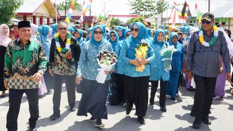 Ketua Tim Penilai 10 Program PKK Provinsi Malut, Rusni Sarbin, didampingi Wakil Bupati Sula beserta rombongan, mendapat sambutan hangat dalam kegiatan lomba PKK di Desa Pastina, Kecamatan Sanana || Foto : Karno_kasedata